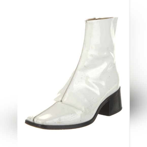 Suzanne Rae, Welt Sole Boots